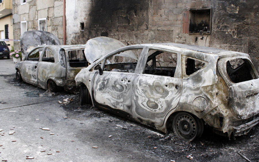 Investigan el incendio de dos coches frente a una propiedad de los Charlín