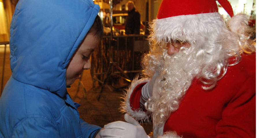 Papá Noel visita la caseta de Zona Aberta y el Belén de Valga recibe a estudiantes