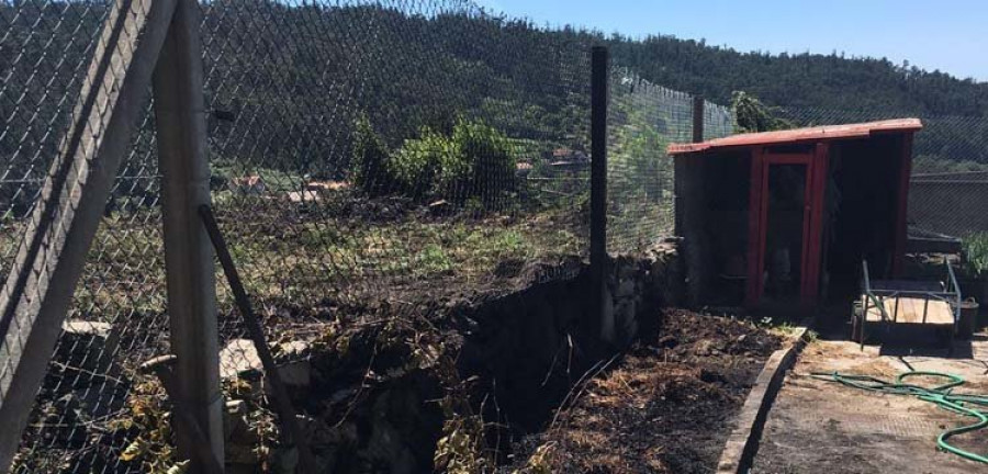 Los vecinos participan en la extinción de un fuego que amenazó una propiedad en Vilar