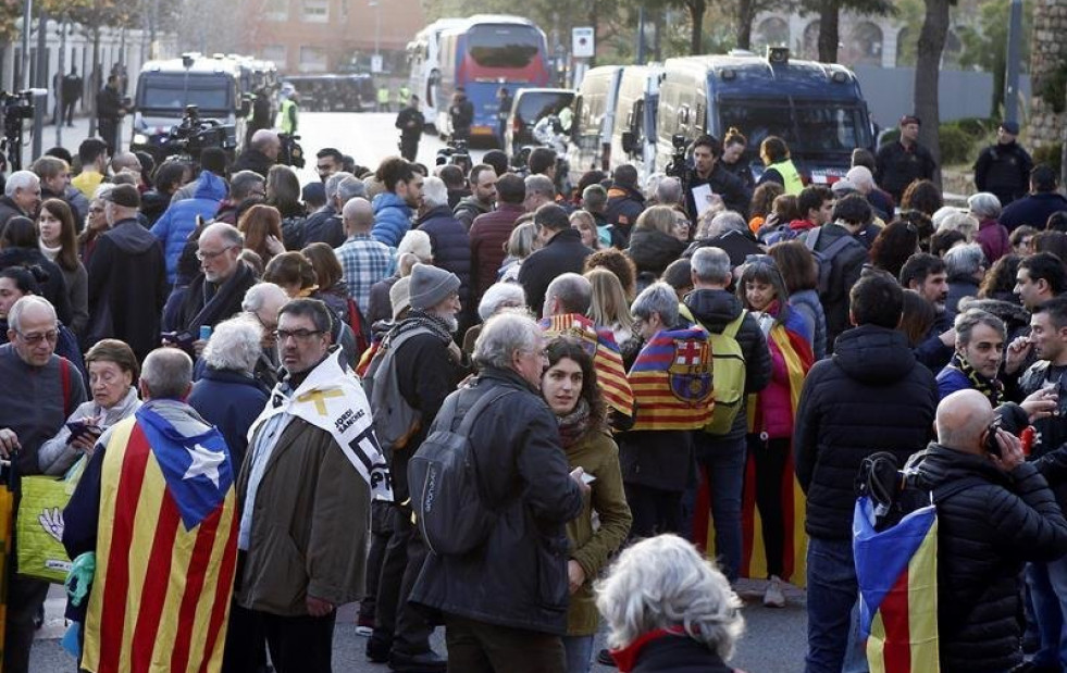 Concentración convocada por Tsunami protesta en los alrededores del Camp Nou