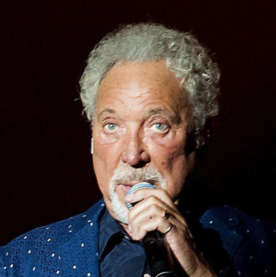Tom Jones se lanza a  
la conquista de Priscilla Presley