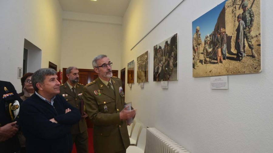 Ribeira evoca al soldado Ángel Martínez Parada en la muestra de la misión española en Afganistán