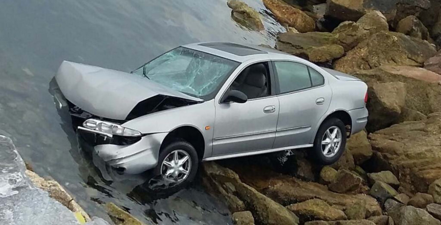 La Guardia Civil rescata a una pareja que se precipitó con su coche al agua del muelle de Cabo de Cruz