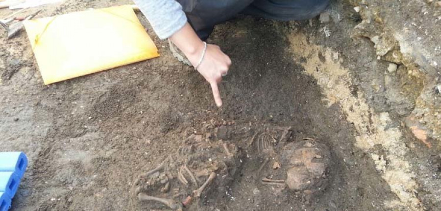 Hallan los esqueletos de dos nuevos bebés de menos de un año en la excavación de A Lanzada