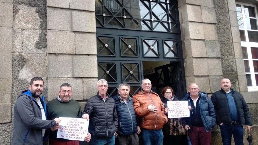 Los taxistas de Caldas exigen que la parada regrese a su ubicación en la calle Palmeiras