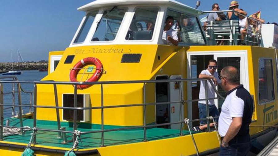 El turismo náutico crece en Vilanova con una nueva ruta en catamarán por la Ría