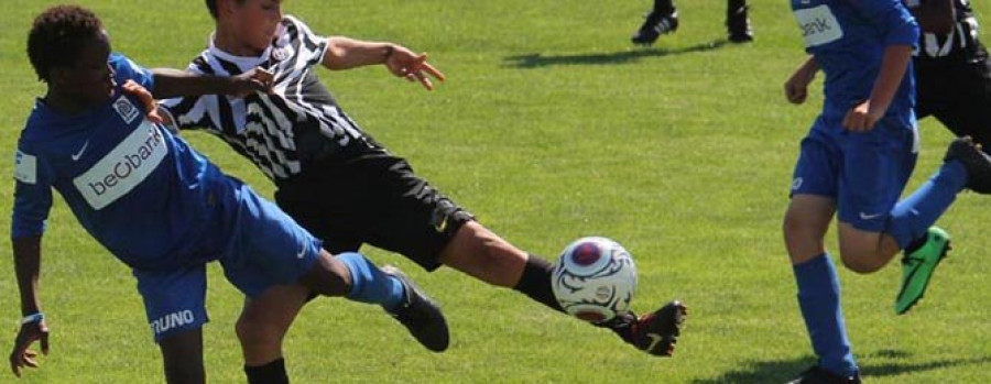 Fútbol de muchos quilates a más de 30 grados en A Lomba