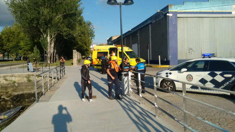 Rescatan a una bañista agotada que se mantuvo a flote gracias a una vara de A Concha-Compostela