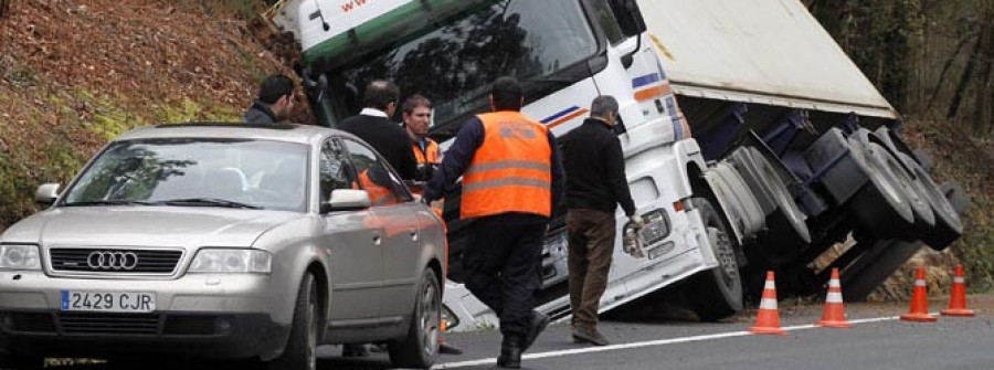 Un camión accidentado obliga a cortar durante horas un carril del vial a Caldas
