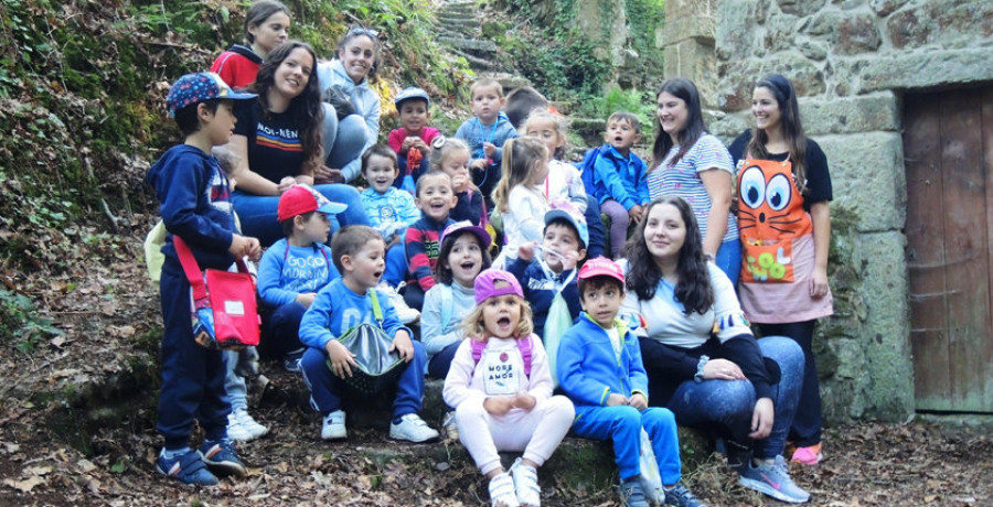 Reportaje | Escolares de Meis muestran la riqueza de sus ríos a niños de Ourense