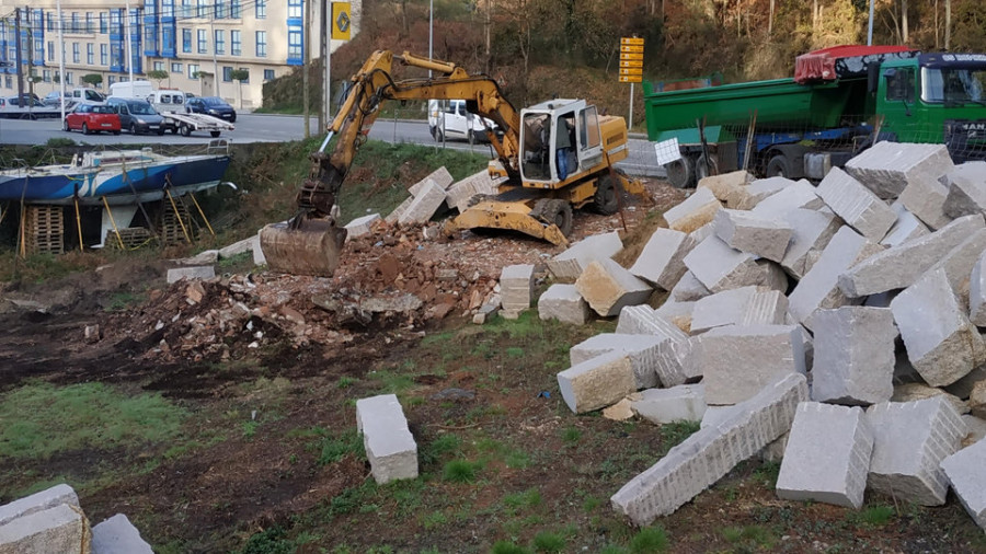 Inician la retirada de los escombros de obras denunciados por vecinos de una parcela de Cimadevila