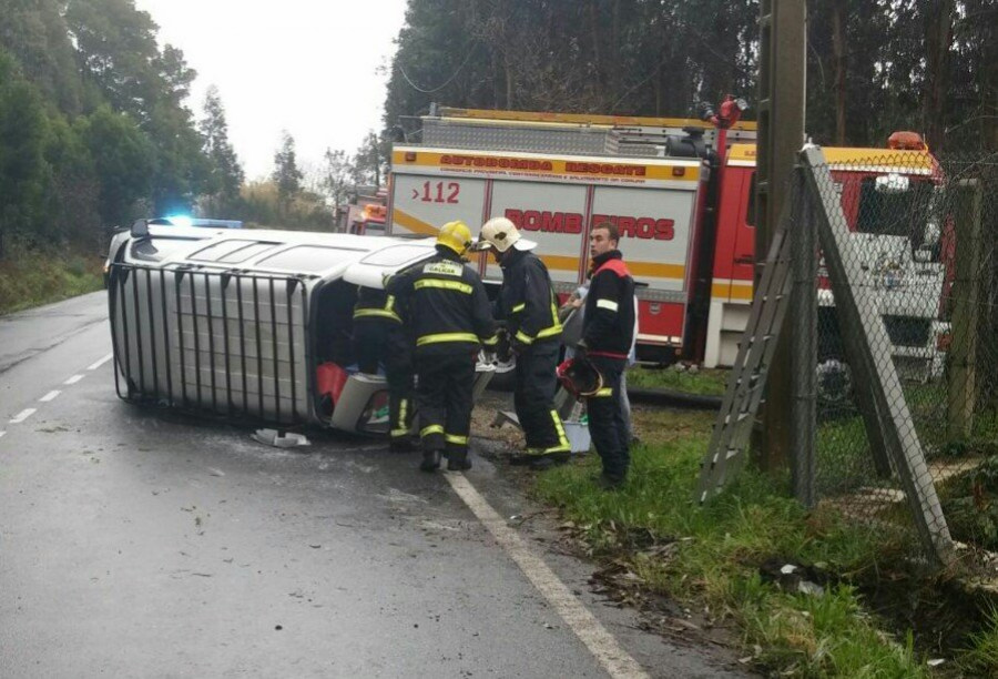 RIVEIRA - Herida la conductora de una furgoneta que volcó tras salirse de la vía