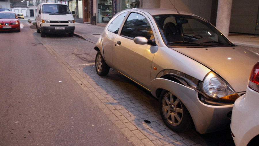 Un vilagarciano cuadriplica la tasa de alcohol tras chocar contra cuatro coches aparcados y huir