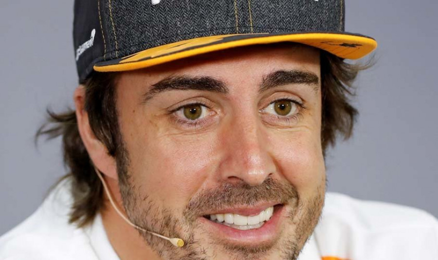 Fernando Alonso y Linda Morselli pasean su amor por Baréin