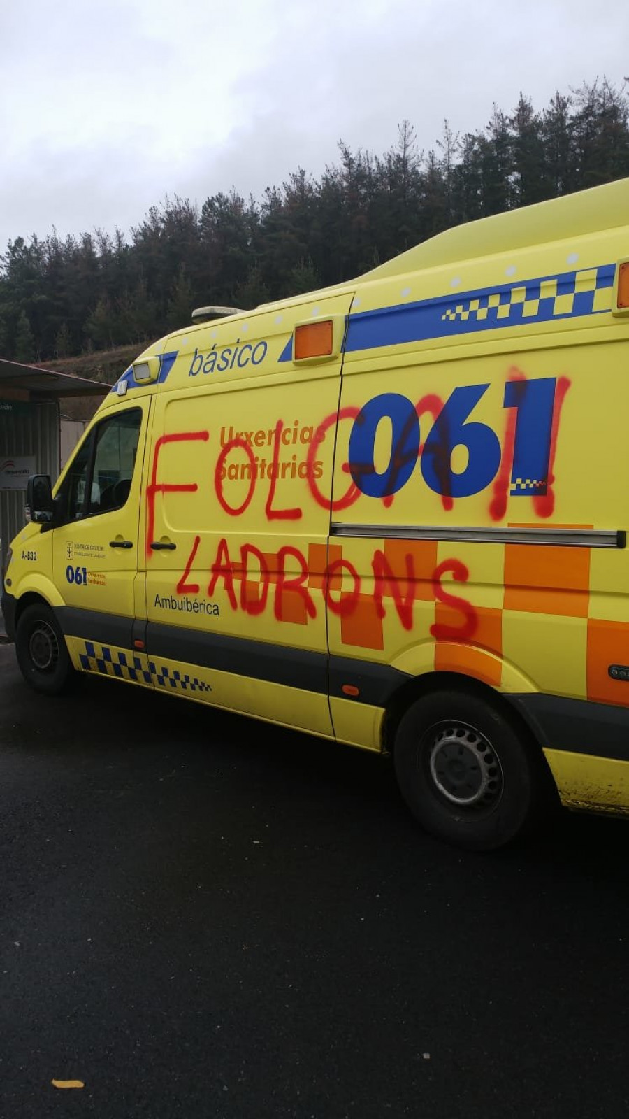 Sabotean nuevamente con pintadas las ambulancias del 061 con bases en Ribeira y Boiro