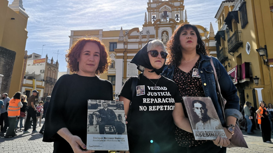 Cientos de personas se concentran ante la Macarena para pedir la exhumación de Queipo de Llano