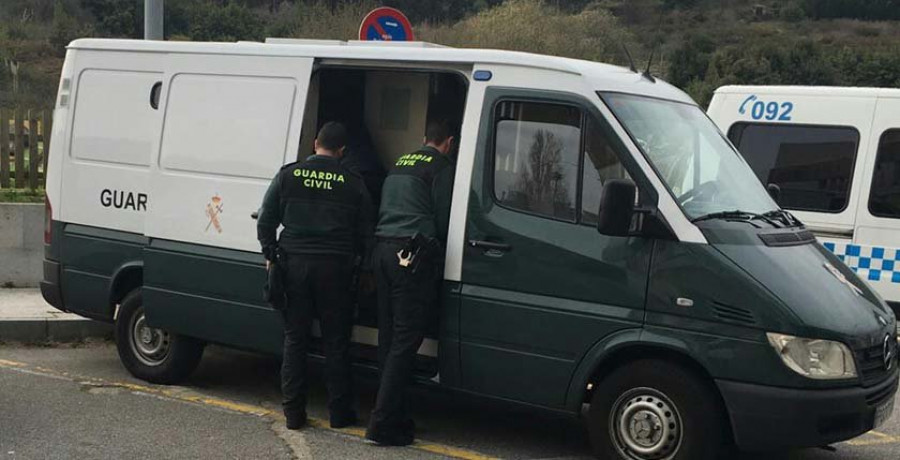 Roban a punta de navaja una furgoneta de reparto en Pontecesures