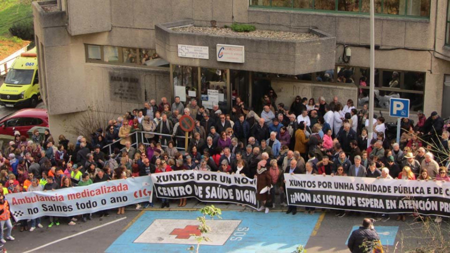 Más de 300 personas se concentran para exigir un nuevo centro de salud y eliminar las actuales listas de espera