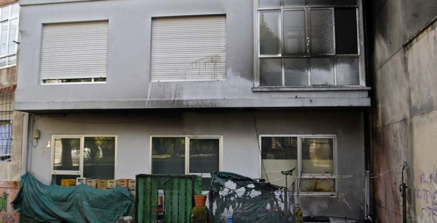 Evacúan a un bebé tras un incendio de madrugada en la terraza del bar Peñón