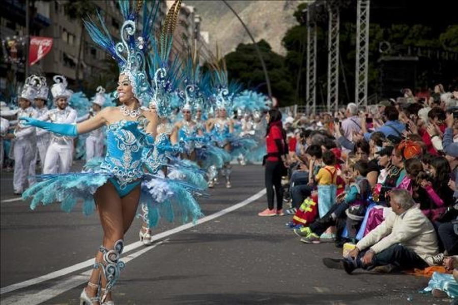 La explosión del Carnaval desafía al viento en Santa Cruz de Tenerife