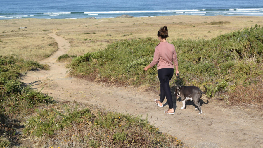 El Parque Natural de Corrubedo consensuará la eliminación de sendas o rutas con los vecinos