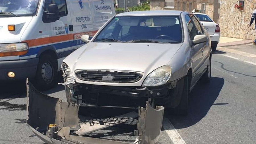 Un conductor se da a la fuga tras golpear a tres coches en un adelantamiento en Castrelo