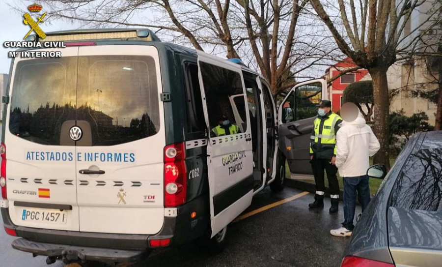 Tráfico sorprende por tercera vez en menos de dos semanas a un vecino de Sanxenxo sin carné