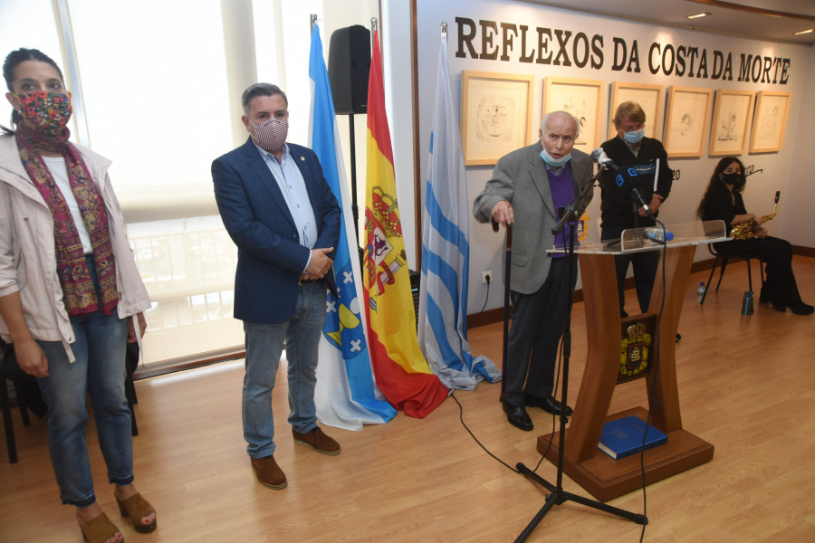 Manuel Ayaso recibe unha emotiva homenaxe en Ribeira nunha mostra no Lustres Rivas