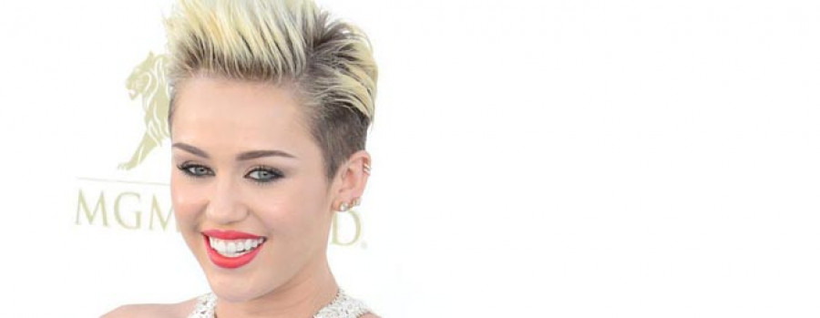 El divorcio de sus padres convierte a Miley Cyrus en un “completo desastre”