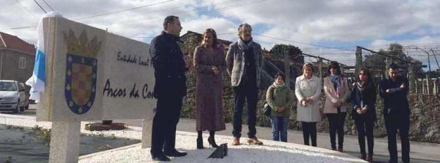 Una plaza, una campana y siete árboles por los 70 años de Arcos da Condesa