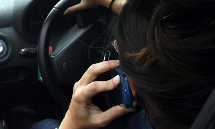 El móvil provoca la mitad de las denuncias por distracción al volante