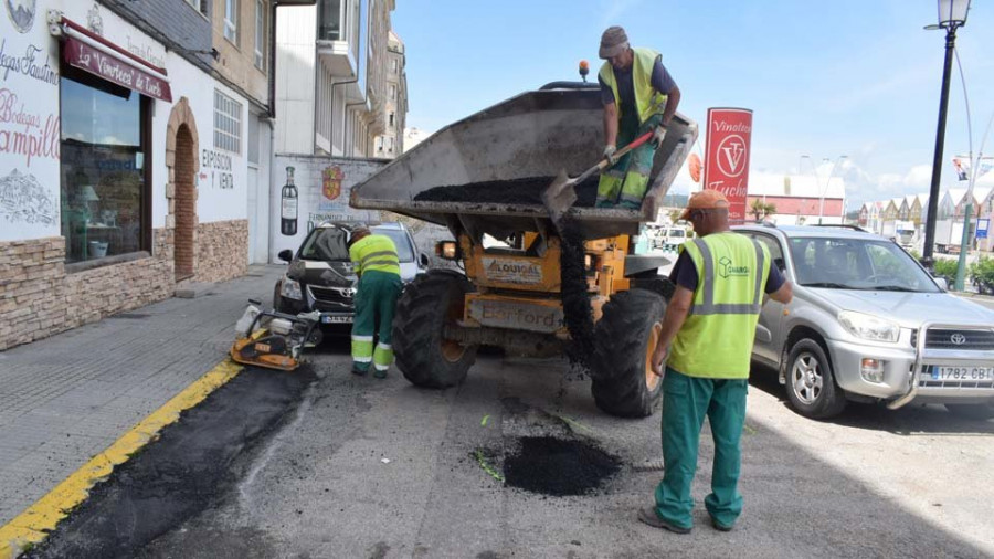 Reprochan que se esperase a las elecciones para bachear y poner farolas en la Avenida das Carolinas