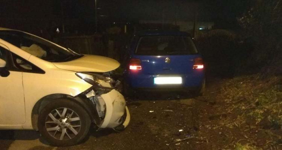 Salvamento rescata a una joven que 
se cayó al mar con su coche en Ribeira