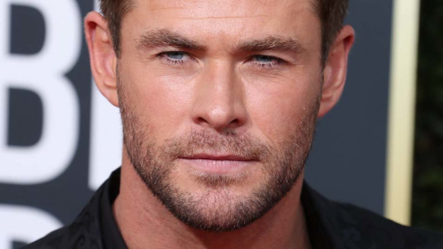 El actor Chris Hemsworth trata de jugar al fútbol en Tailandia sin éxito