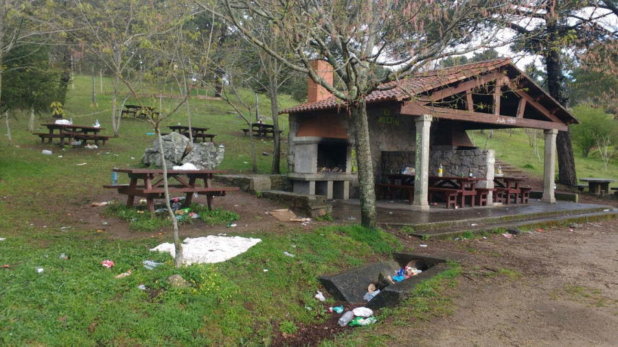 Denuncian restos de botellón en el parque periurbano de Ribeira tras la celebración de San Alberto