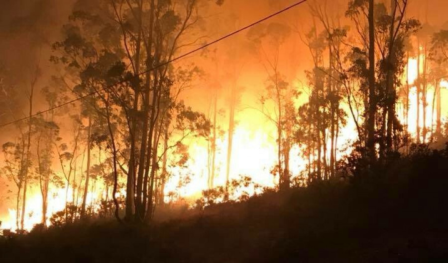 BOIRO - Activada la situación 2 en el incendio forestal en Lidón (Cures) por riesgo para viviendas y personas