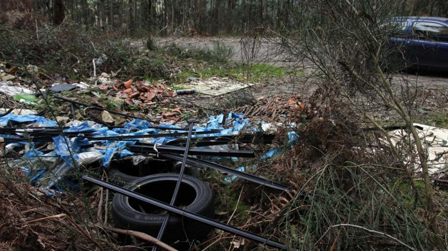 Los comuneros comienzan a detectar vertidos con amianto en los montes