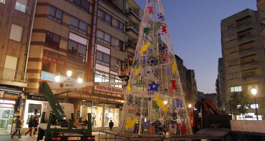 Vilagarcía enciende hoy la Navidad con un gran árbol de 17 metros en la Praza de Galicia