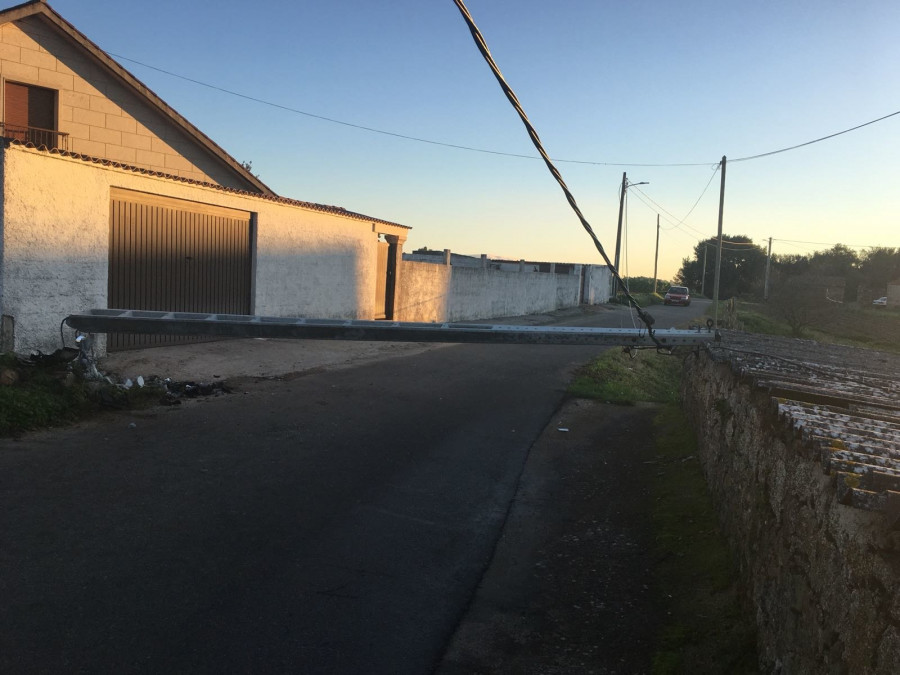 La Policía Local de Ribeira trata de localizar un BMW que se dio a la fuga tras derribar un poste