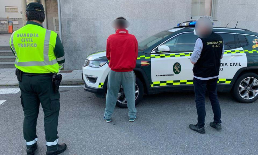 Arrestan a un joven de Vilanova por saltarse el confinamiento  y escupir a la cara a un agente