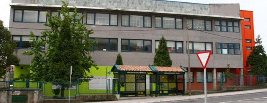 A ILLA DE AROUSA - El alcalde planta a Cores Tourís en su visita al colegio por “discriminar” a los isleños