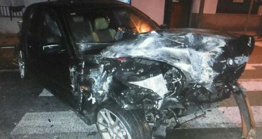 Un coche se sale de vía e impacta contra una farola, un muro y la fachada de una vivienda