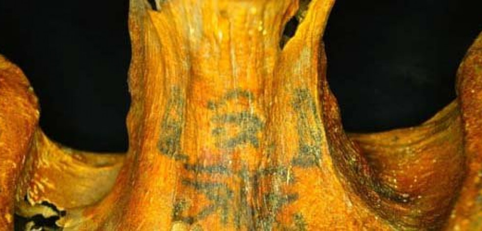 Una momia egipcia conserva tatuajes con símbolos sagrados