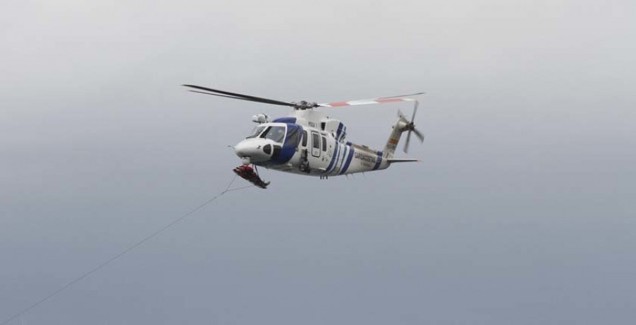 El Pesca I rescata a los dos tripulantes de un velero que volcó en Caneliñas