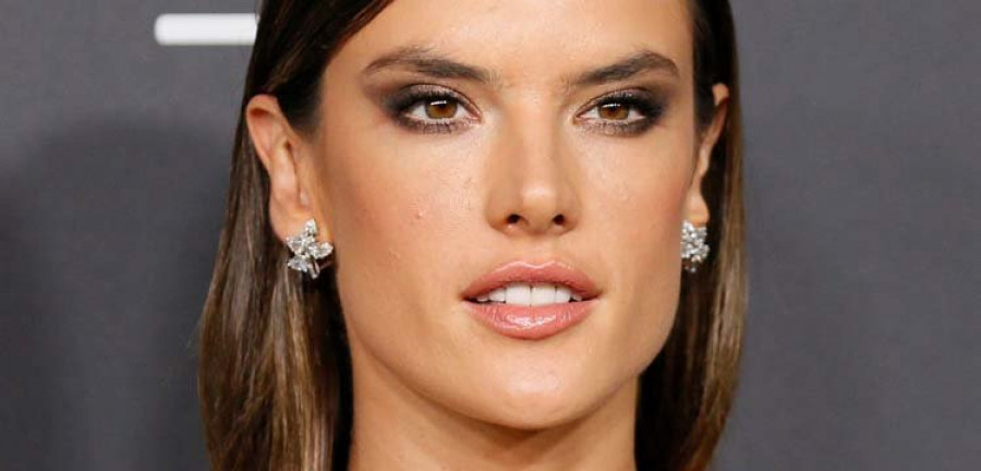 Alessandra Ambrosio protagoniza 
el calendario de adviento de “ Love”