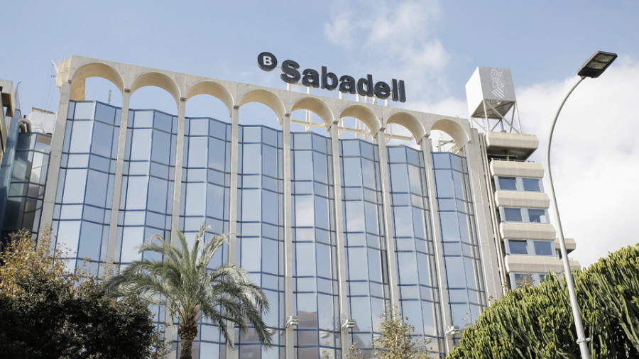 El Sabadell suspende la negociación del ERE a la espera de la fusión