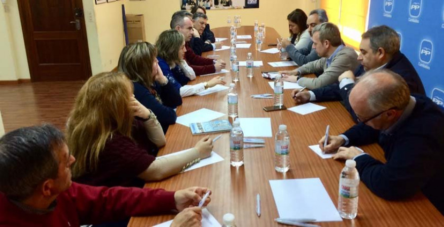 Rueda repasa con alcaldes y portavoces del PP la situación de la comarca de O Salnés