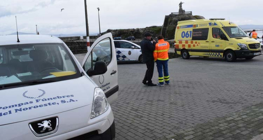 Muere un hombre en el muelle de Palmeira tras sentirse mal mientras achicaba su dorna