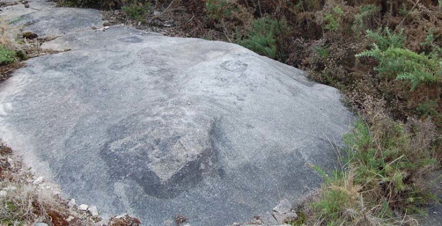 Umia Vivo advierte del peligro que corren los petroglifos de Xiabre con la llegada del verano