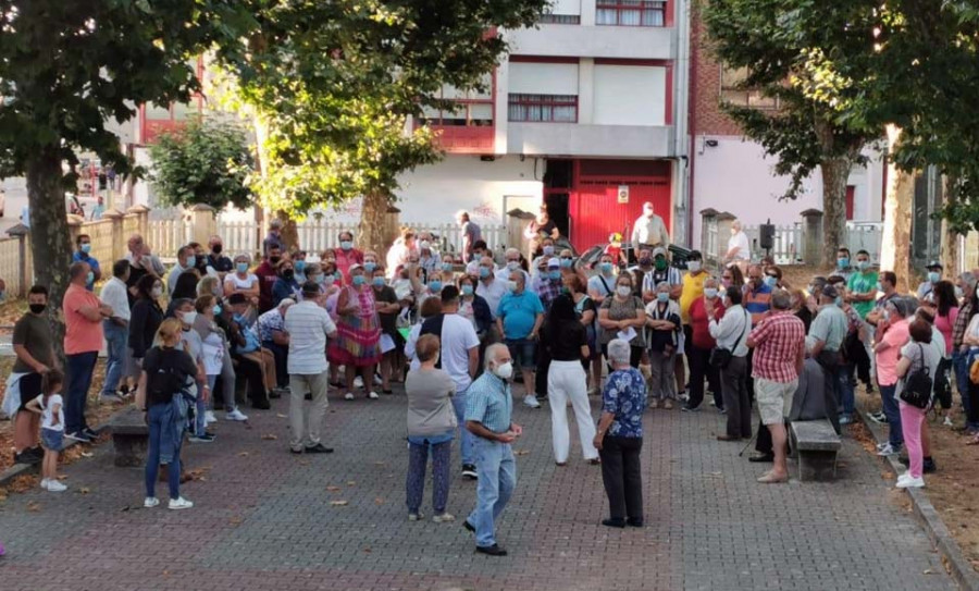 O Piñeiriño exige el “reaxuste” de la peatonalización y cuelga paños blancos como protesta
